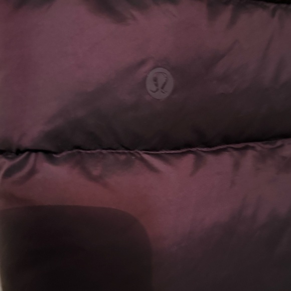 Lululemon Athletica Goose Down Hooded Puffer Jacket in Black Cherry (Burgundy) 6 - Picture 5 of 10